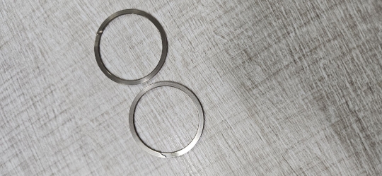 Imagem de Anel de retenção para eixo ; AI AISI 316 ; sem encaixe para ferramenta ; diâmetro 37,85mm (1.490pol) ; espessura 1,25mm
(0.049pol) ;